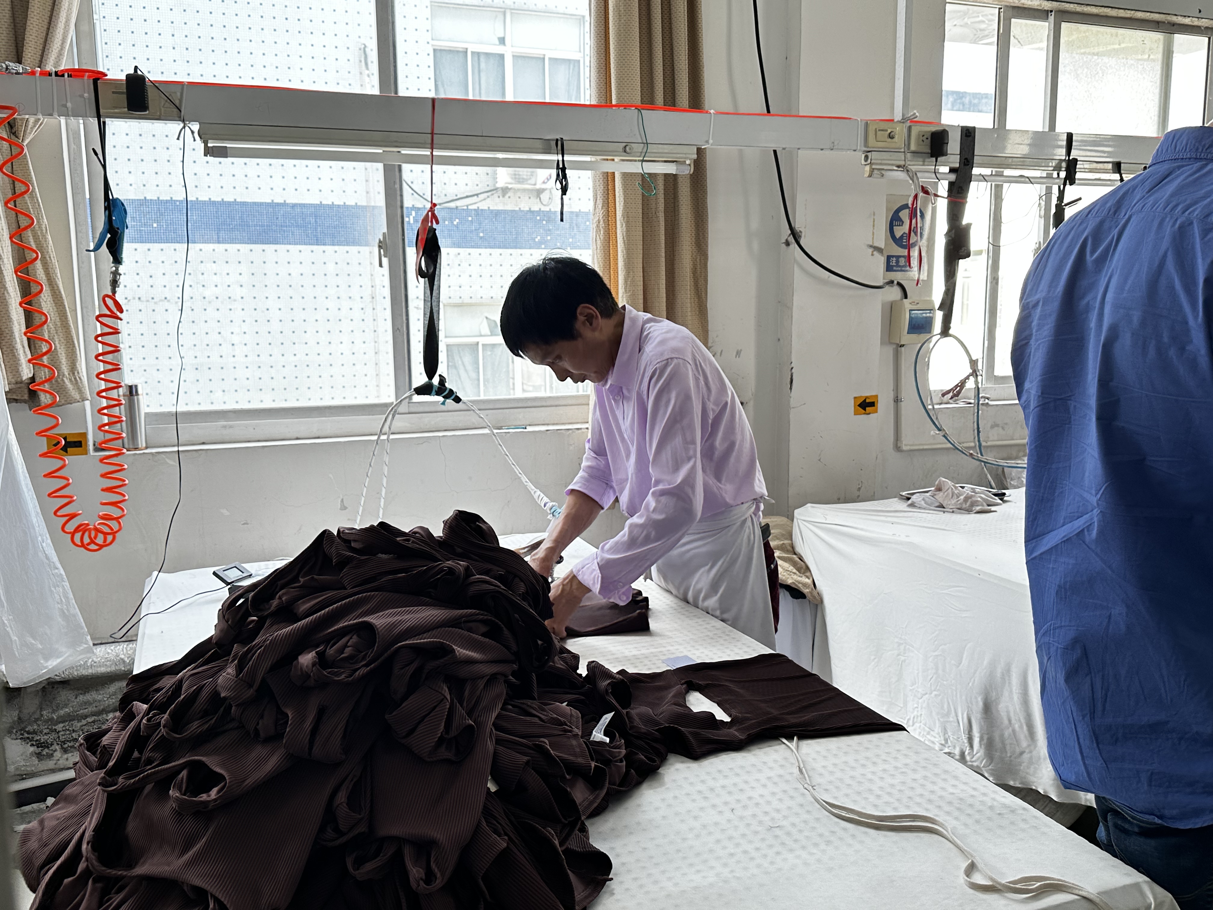 5 Key Factors to Consider When Choosing a Garment Manufacturer